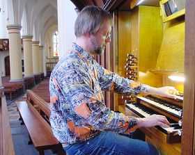 Tjeerd van der Ploeg aan het Nicholson orgel van de St.Christoforuskerk te Schagen
